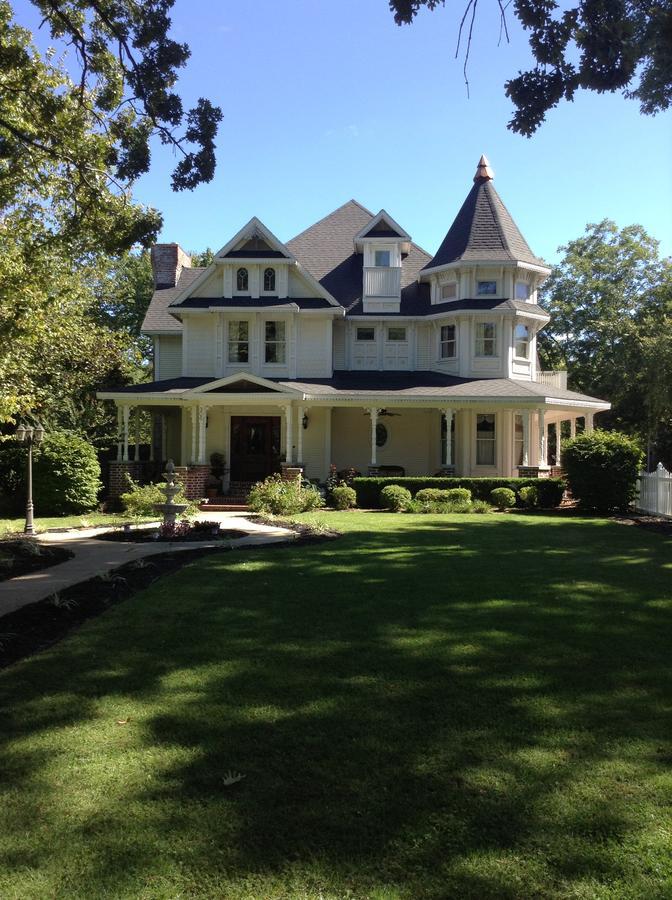 The Victoria Bed & Breakfast Bentonville Exterior photo