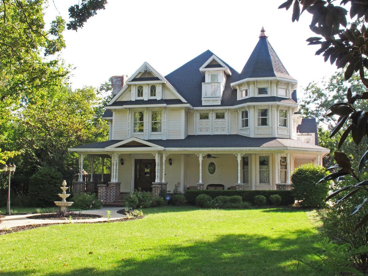 The Victoria Bed & Breakfast Bentonville Exterior photo