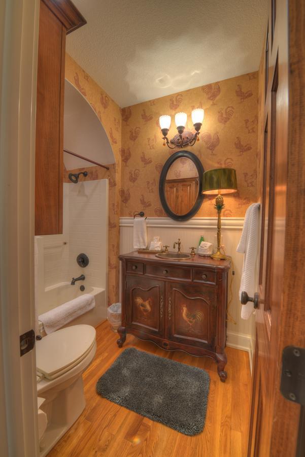 The Victoria Bed & Breakfast Bentonville Exterior photo