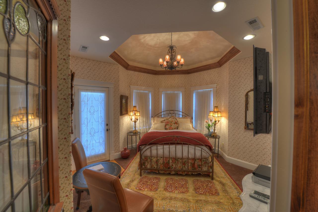 The Victoria Bed & Breakfast Bentonville Exterior photo