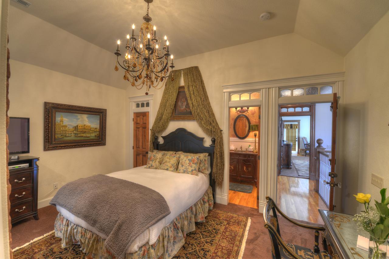 The Victoria Bed & Breakfast Bentonville Exterior photo