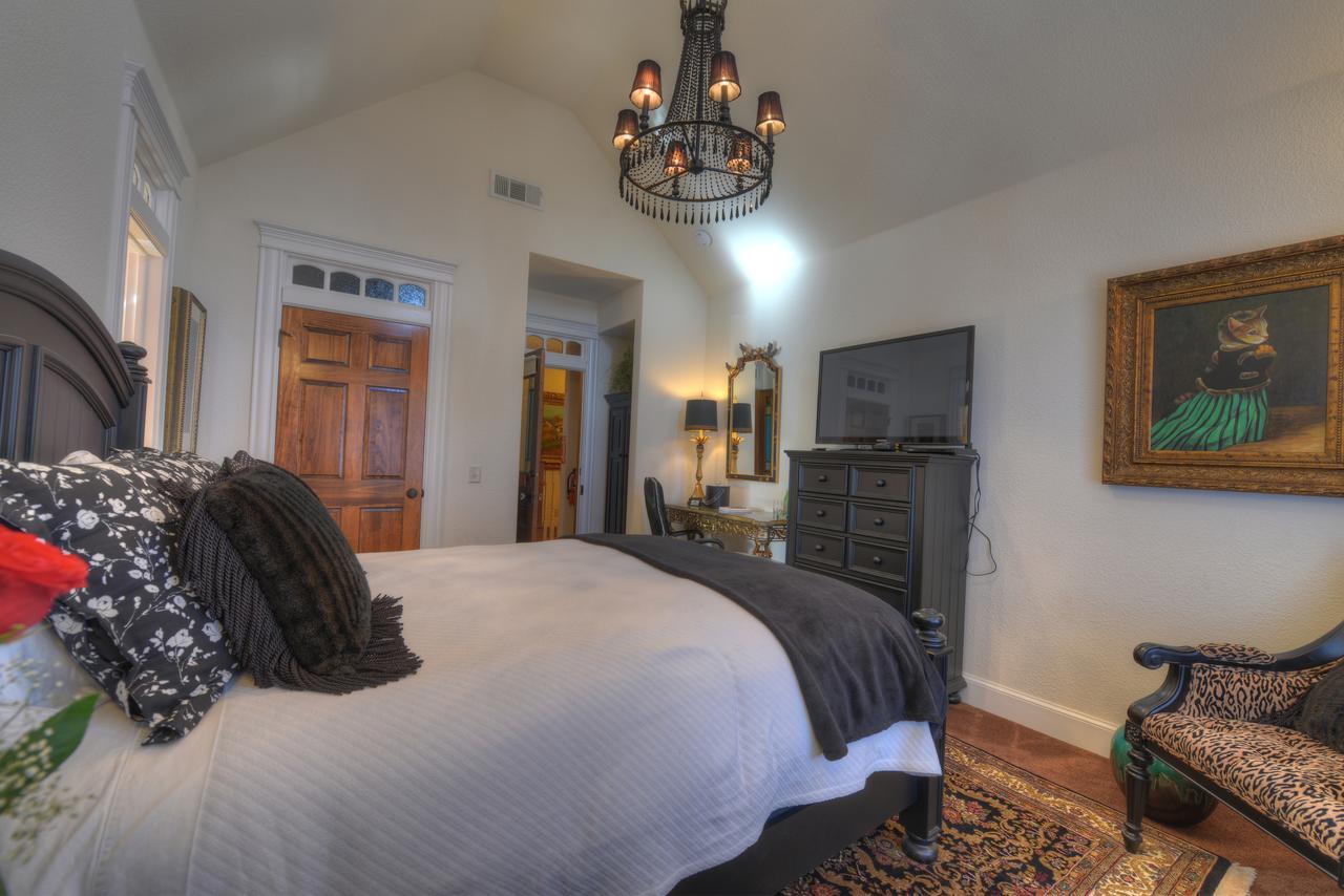 The Victoria Bed & Breakfast Bentonville Exterior photo