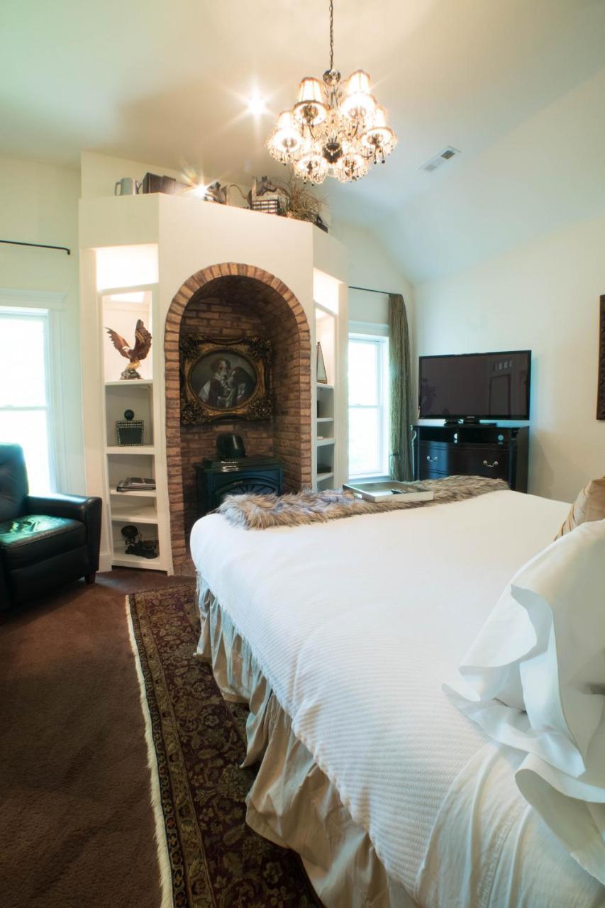 The Victoria Bed & Breakfast Bentonville Exterior photo
