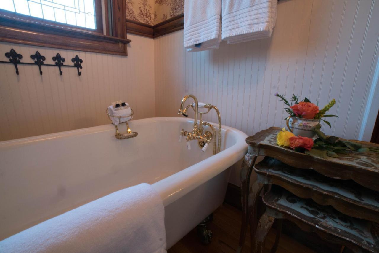 The Victoria Bed & Breakfast Bentonville Exterior photo
