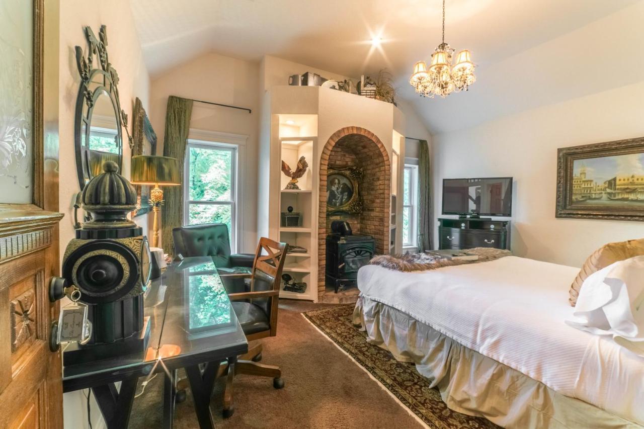 The Victoria Bed & Breakfast Bentonville Exterior photo